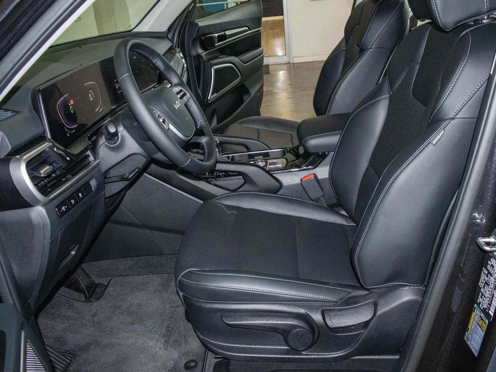 Used 2025 Kia Telluride LX FWD image 8