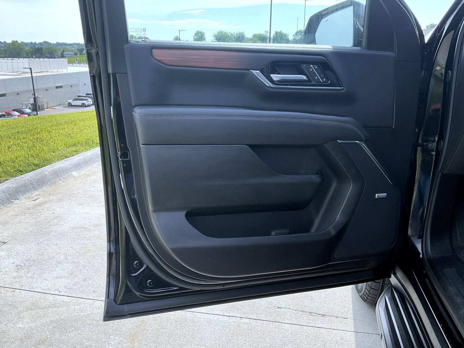 Used 2025 GMC Yukon XL Denali AWD/4WD image 10