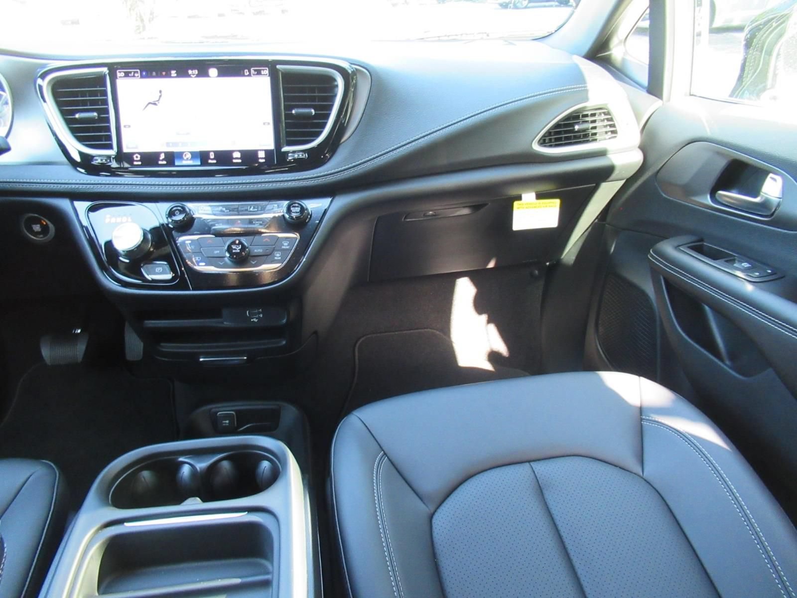 New 2027 Chrysler Pacifica Select FWD image 14