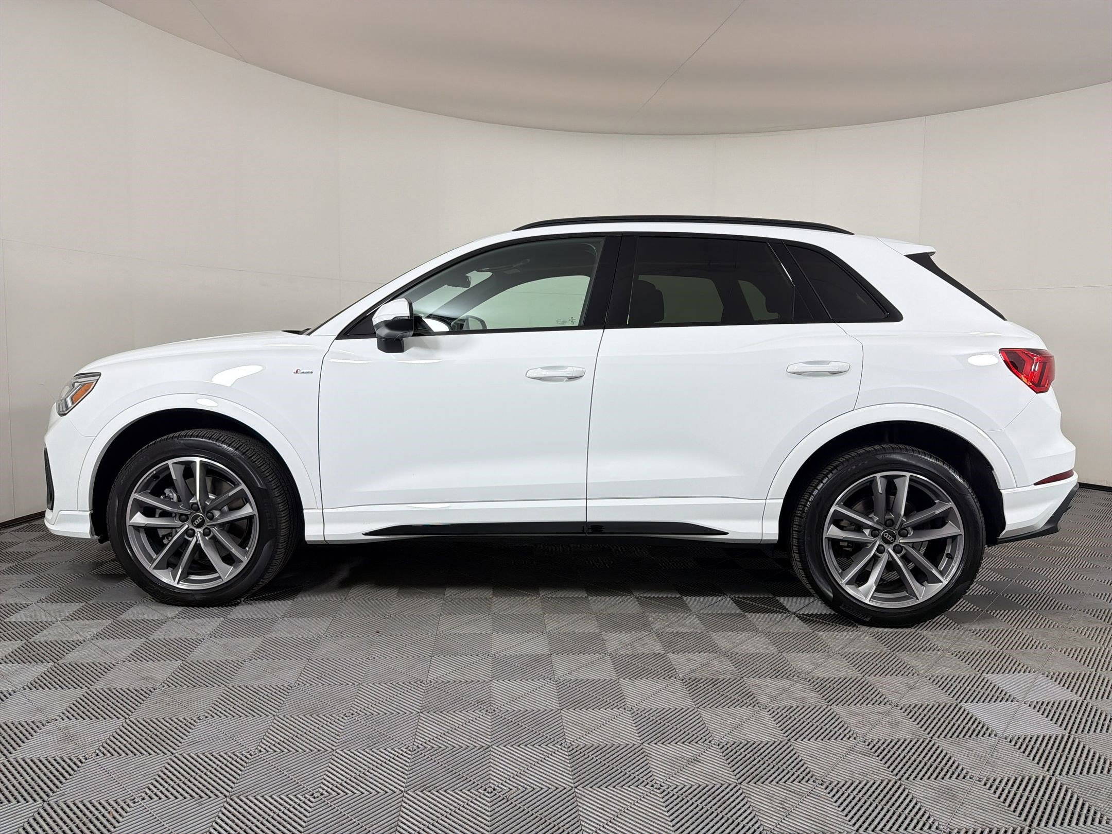 Certified 2025 Audi Q3 2.0T Premium w/ Convenience Package image 2