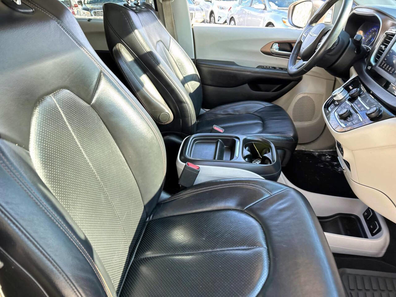 Used 2018 Chrysler Pacifica Touring-L image 8