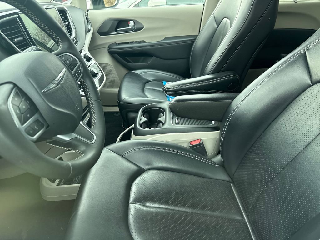 Used 2023 Chrysler Pacifica Touring-L FWD image 7
