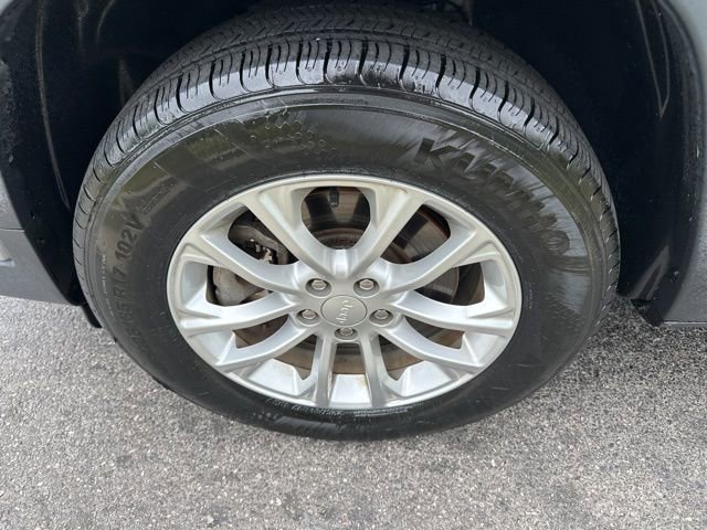 Used 2019 Jeep Cherokee Latitude w/ Cold Weather Group AWD/4WD image 28