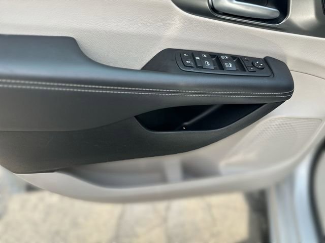 Used 2024 Chrysler Pacifica Touring-L image 14