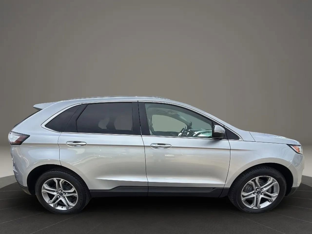 Used 2016 Ford Edge Titanium w/ Technology Package image 4