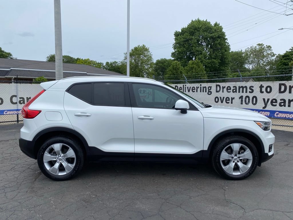 Used 2022 Volvo XC40 T5 Momentum AWD/4WD image 2