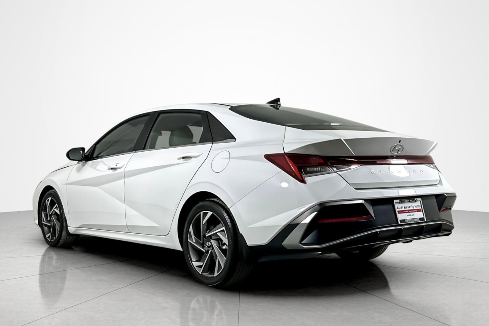 Used 2024 Hyundai Elantra SEL w/ Convenience Package FWD image 3