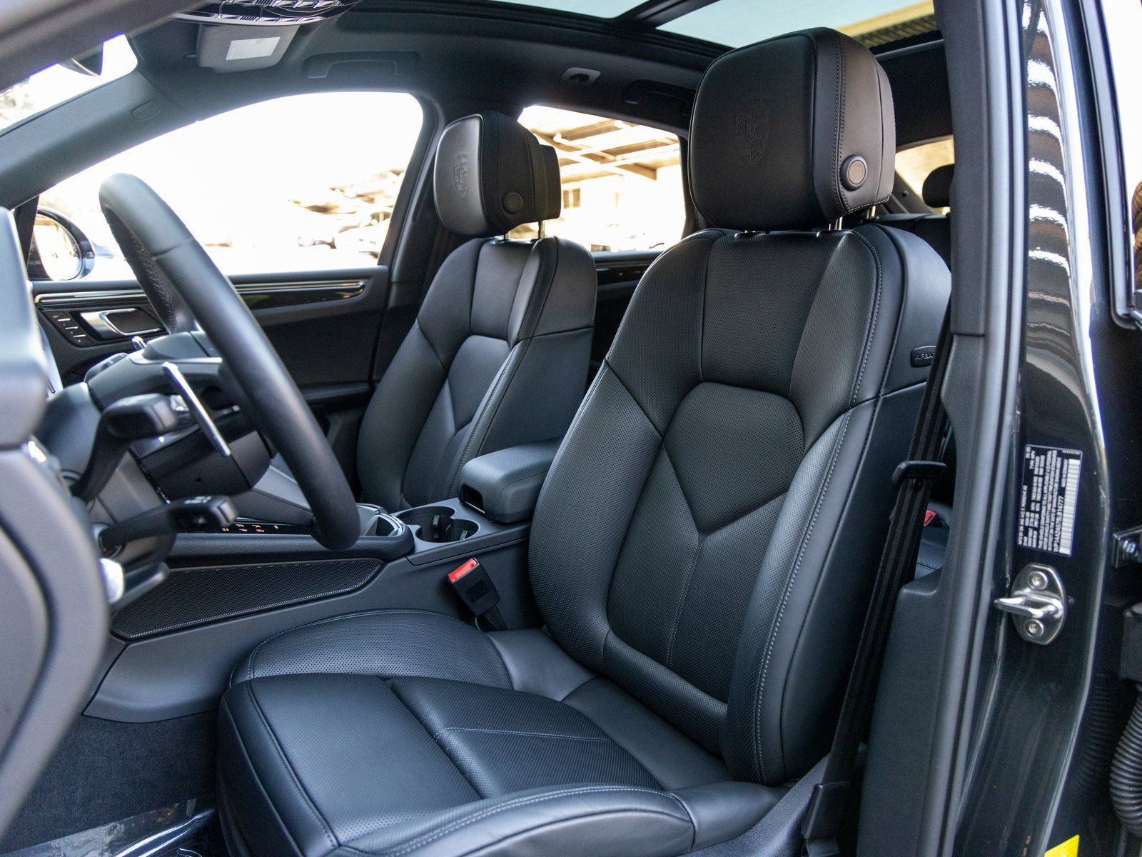 Certified 2025 Porsche Macan image 5