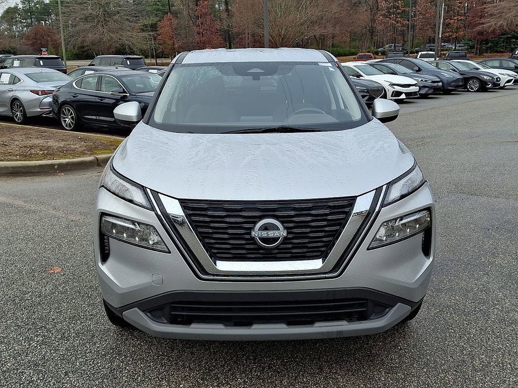 Used 2023 Nissan Rogue SV image 2