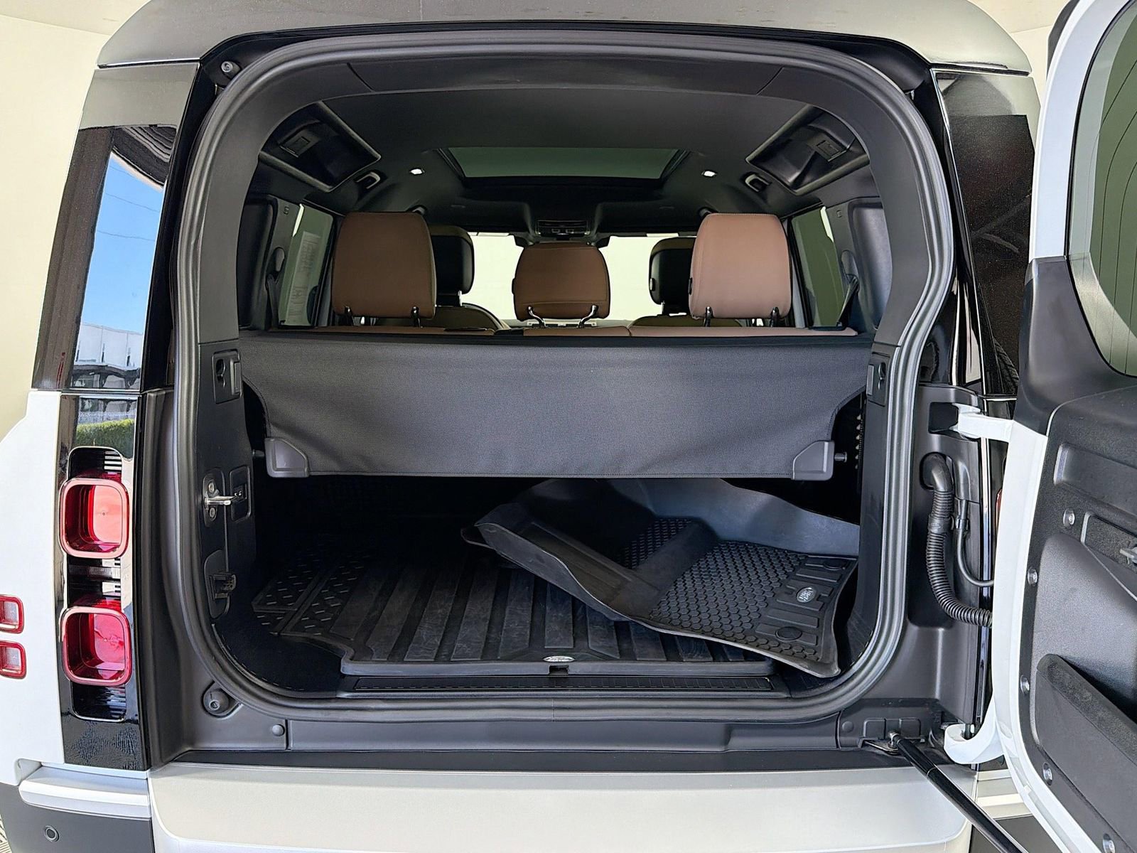 Certified 2025 Land Rover Defender 110 S AWD/4WD image 30