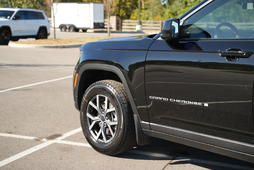 New 2027 Jeep Grand Cherokee L Laredo w/ MOPAR Finishing Package AWD/4WD image 40