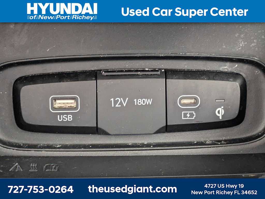 Used 2023 Hyundai Venue Limited image 22