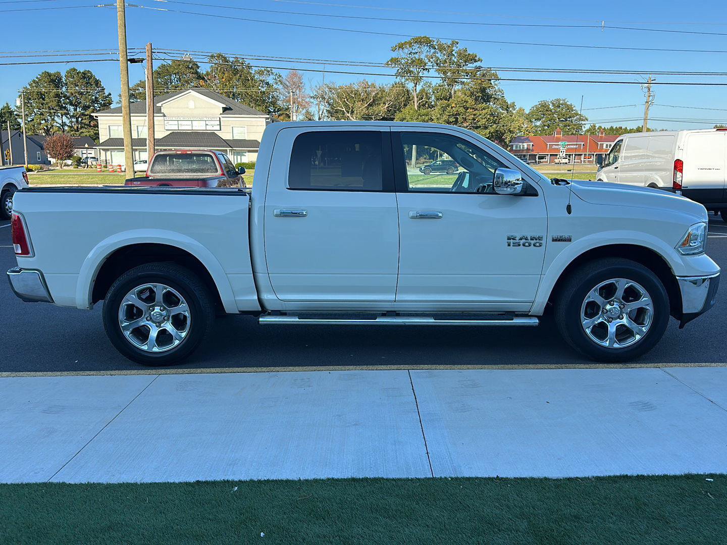 Used 2017 RAM 1500 Laramie w/ Convenience Group AWD/4WD image 4