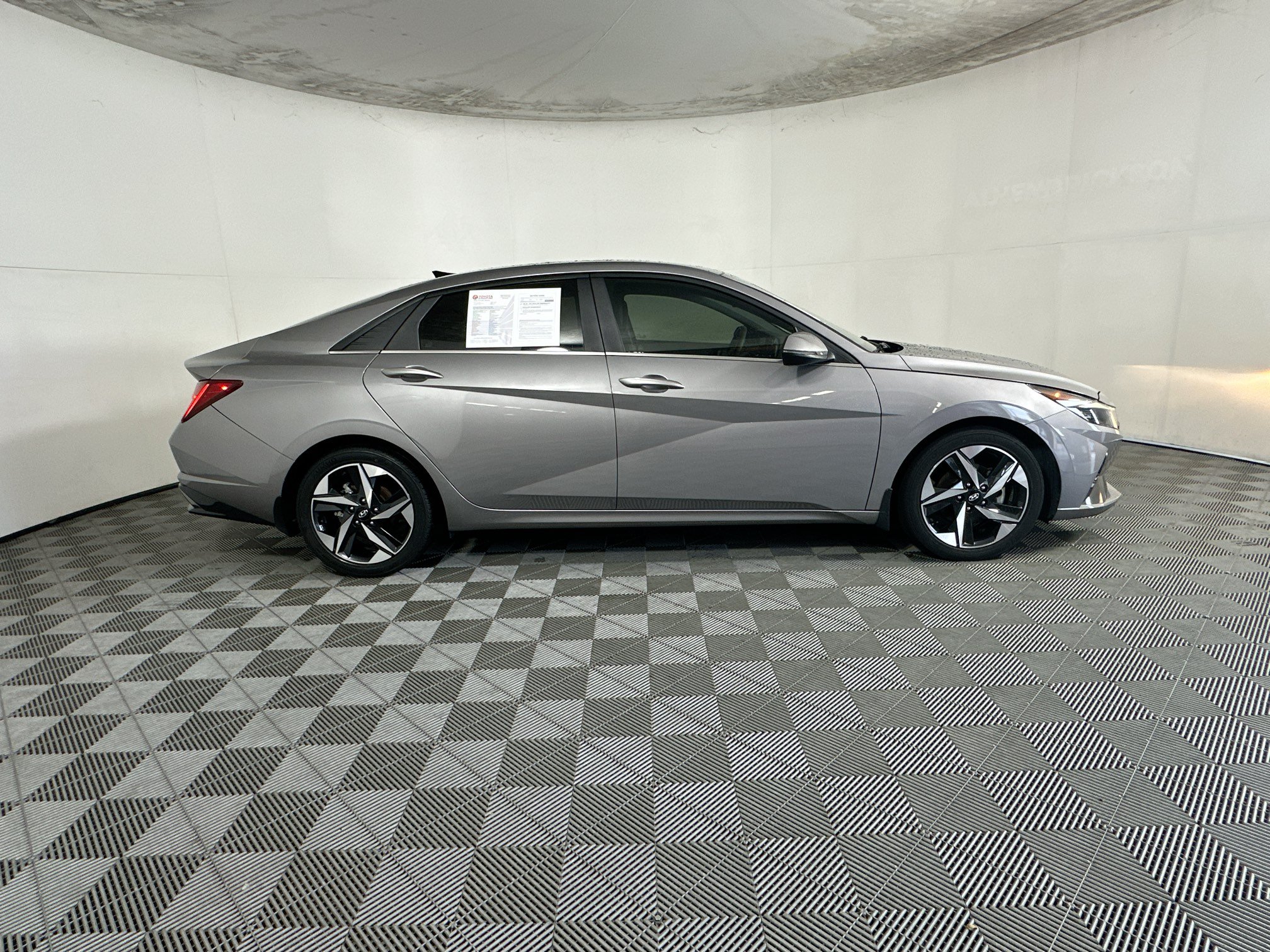 Used 2022 Hyundai Elantra SEL w/ Convenience + Premium Package FWD image 2