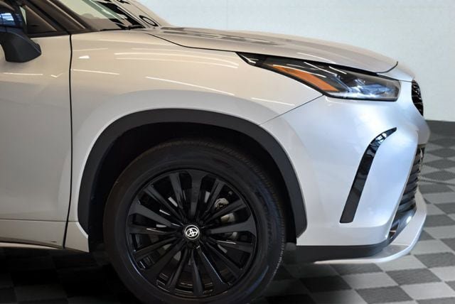 Used 2025 Toyota Highlander XSE AWD/4WD image 12