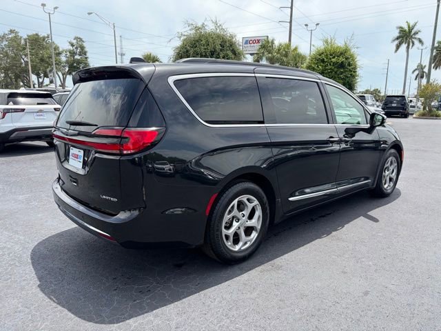 Used 2023 Chrysler Pacifica Limited FWD image 6