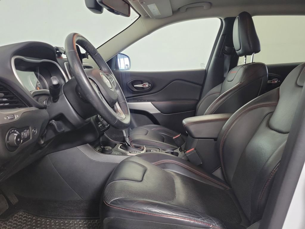 Used 2017 Jeep Cherokee Trailhawk AWD/4WD image 12