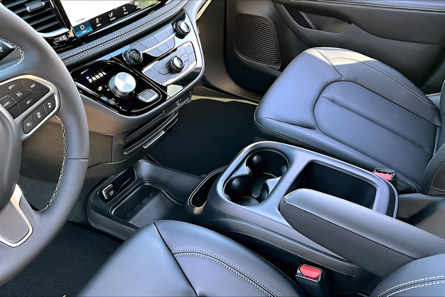 New 2026 Chrysler Pacifica Select FWD image 9