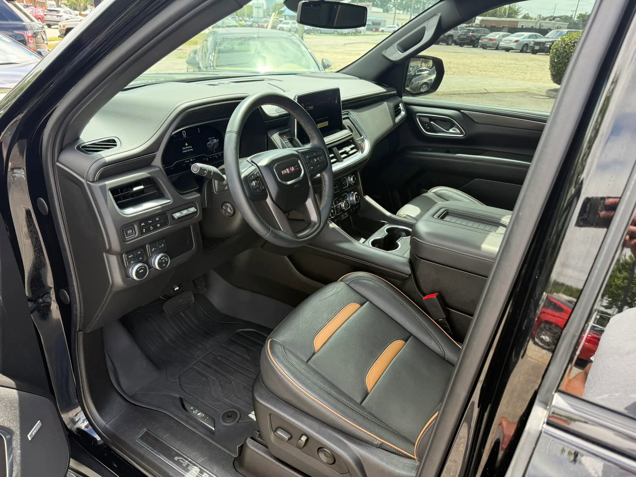 Used 2023 GMC Yukon XL AT4 w/ AT4 Premium Package AWD/4WD image 9