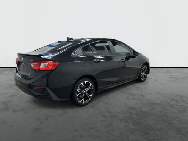 Used 2019 Chevrolet Cruze LT w/ Convenience Package FWD image 4