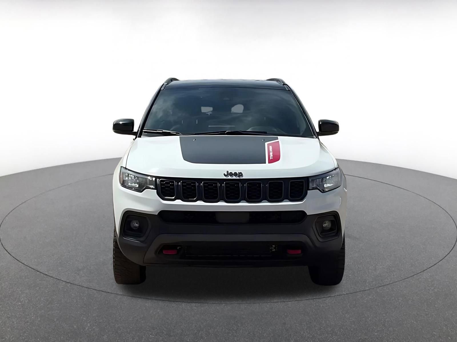 Used 2025 Jeep Compass Trailhawk image 3
