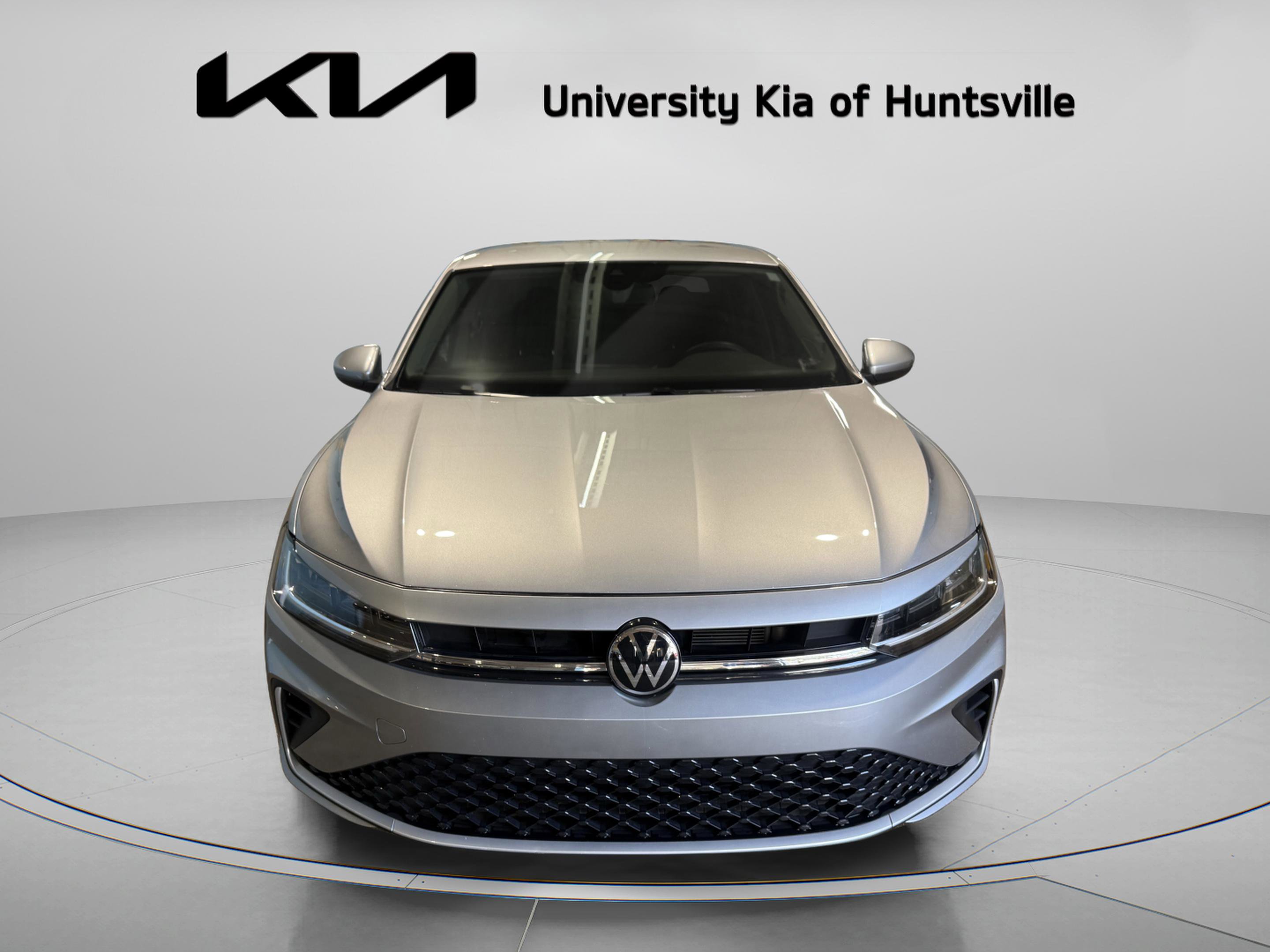 Used 2025 Volkswagen Jetta SE image 2