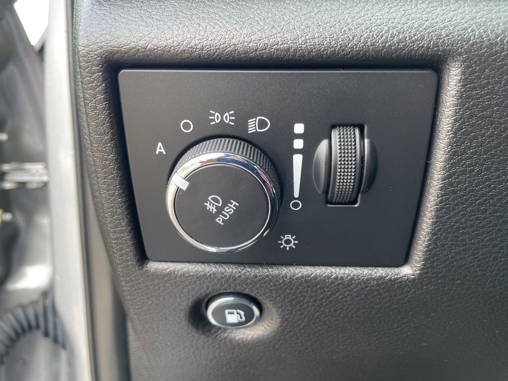 Used 2019 Jeep Grand Cherokee Laredo AWD/4WD image 25