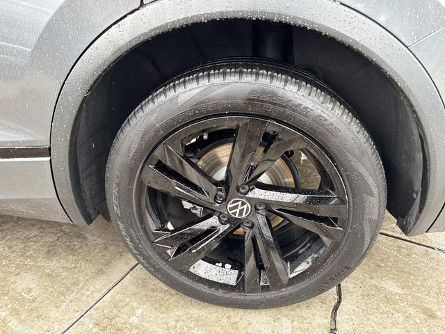 Certified 2023 Volkswagen Tiguan SE R-Line image 6