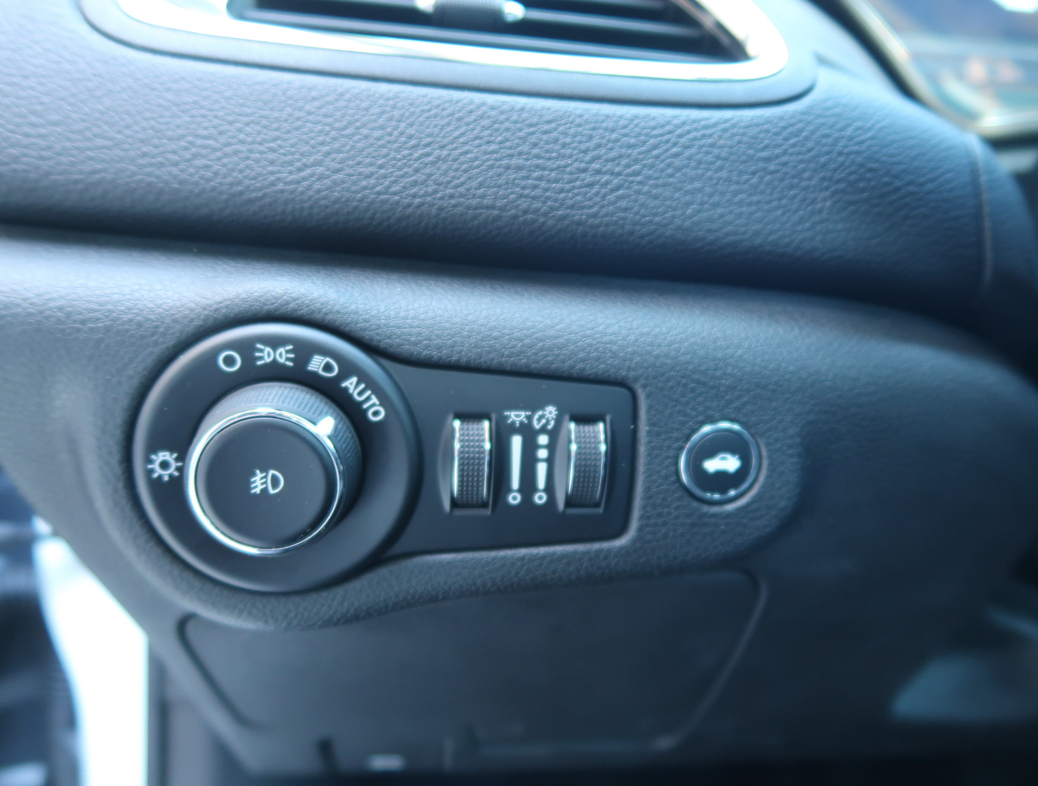 Used 2015 Chrysler 200 C w/ Navigation & Sound Group I FWD image 18