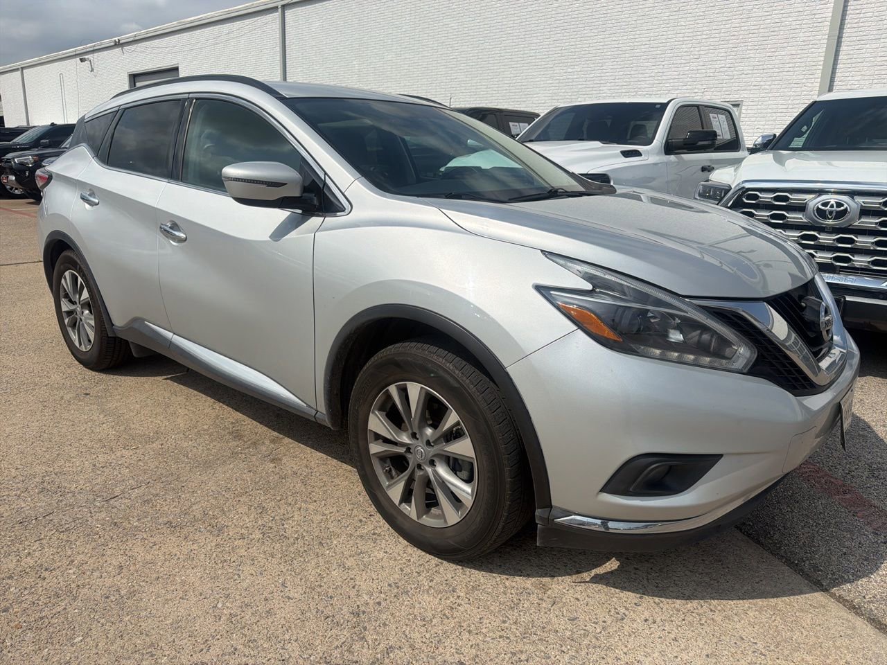 Used 2018 Nissan Murano SV image 2