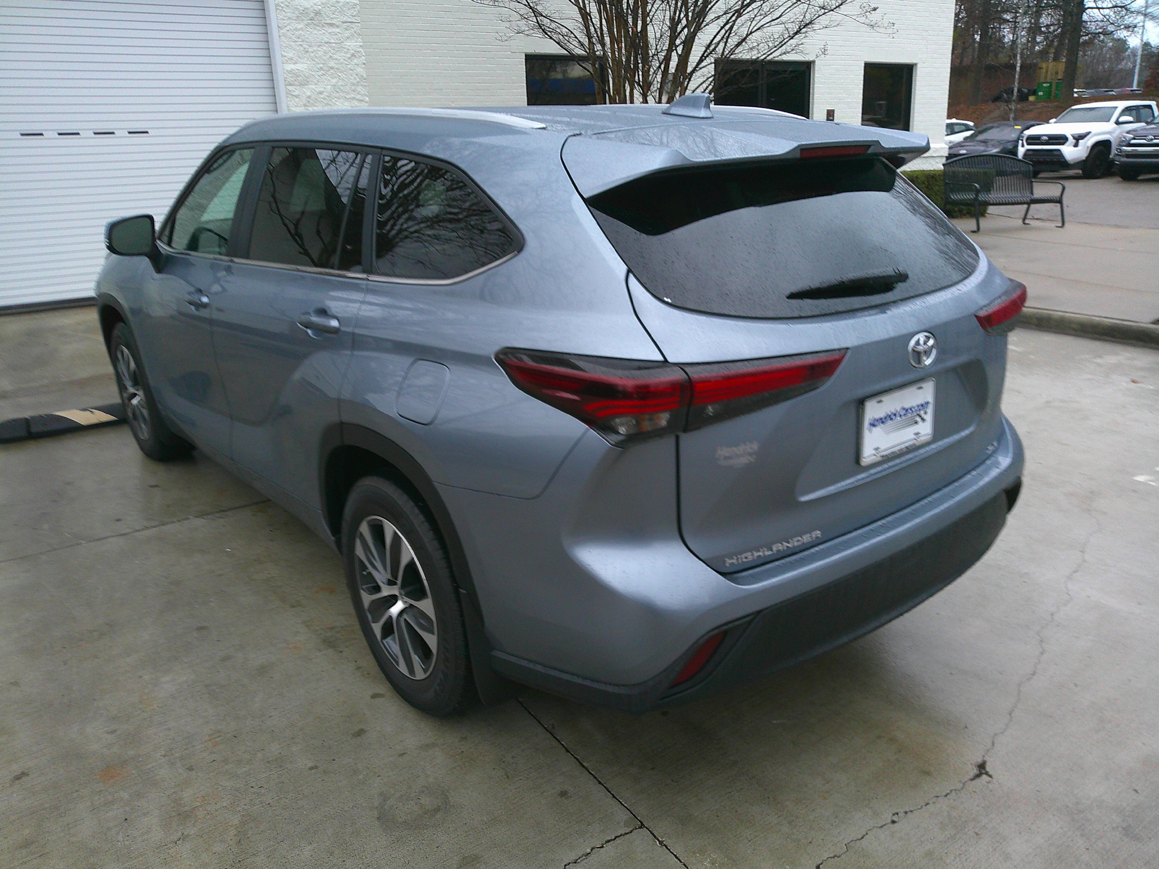 Used 2024 Toyota Highlander XLE image 10