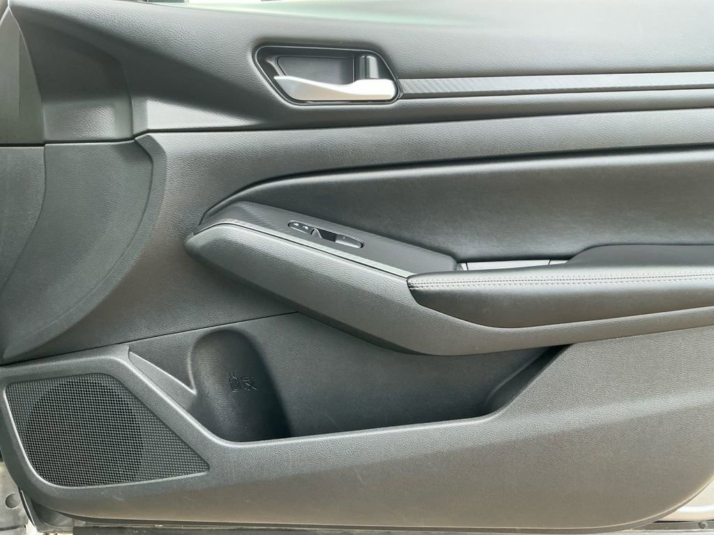 Used 2024 Nissan Altima 2.5 SV image 16