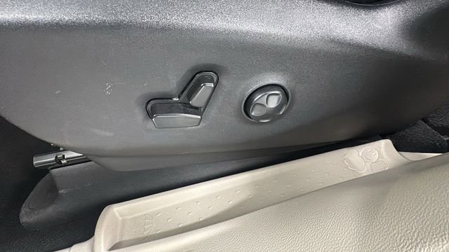 Used 2023 Chrysler Pacifica Limited image 11