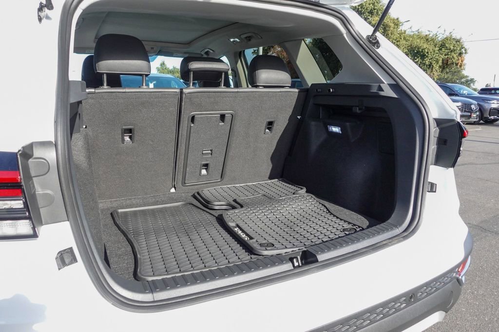 Certified 2025 Volkswagen Taos SEL image 29