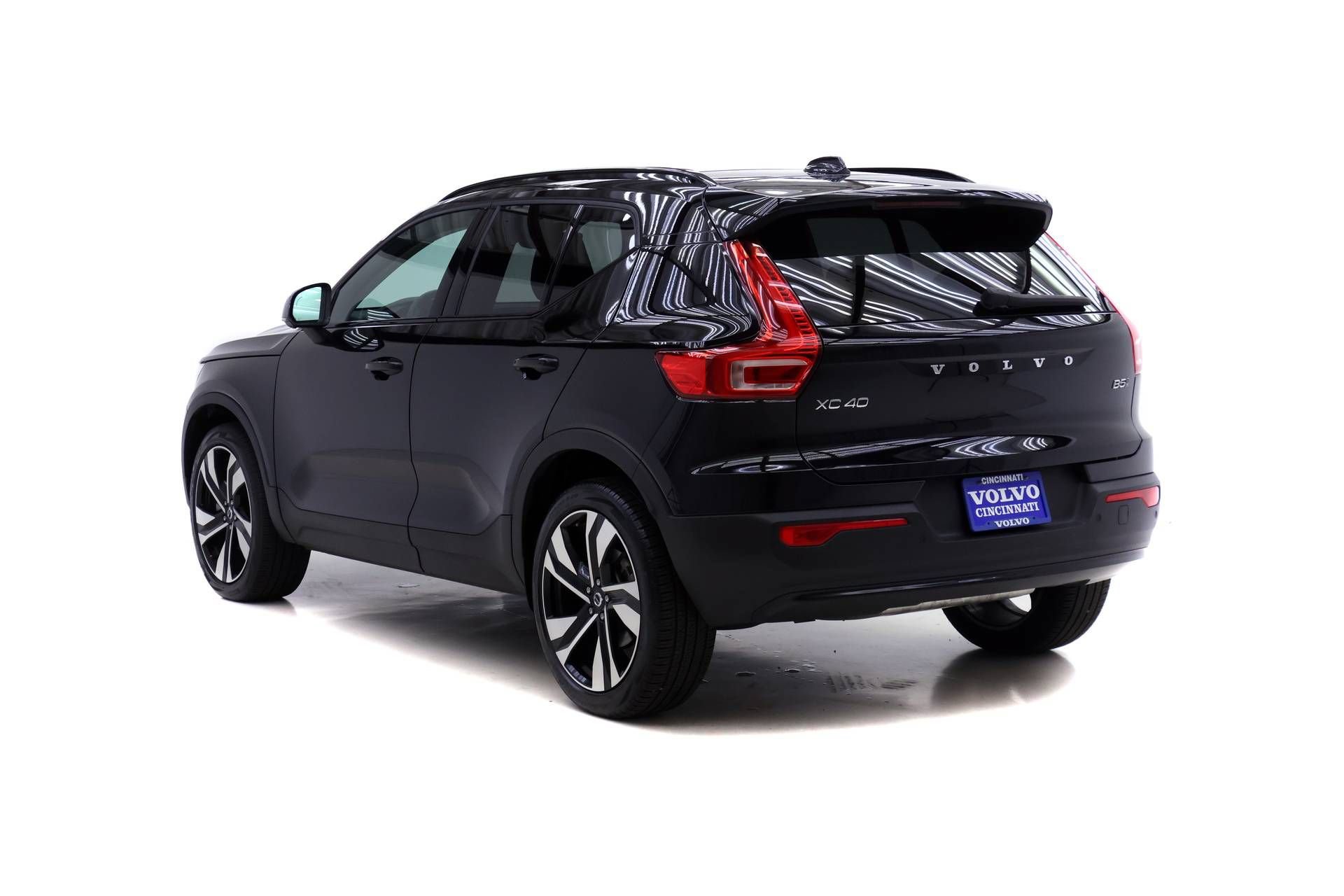 Certified 2024 Volvo XC40 B5 Plus w/ Climate Package AWD/4WD image 5