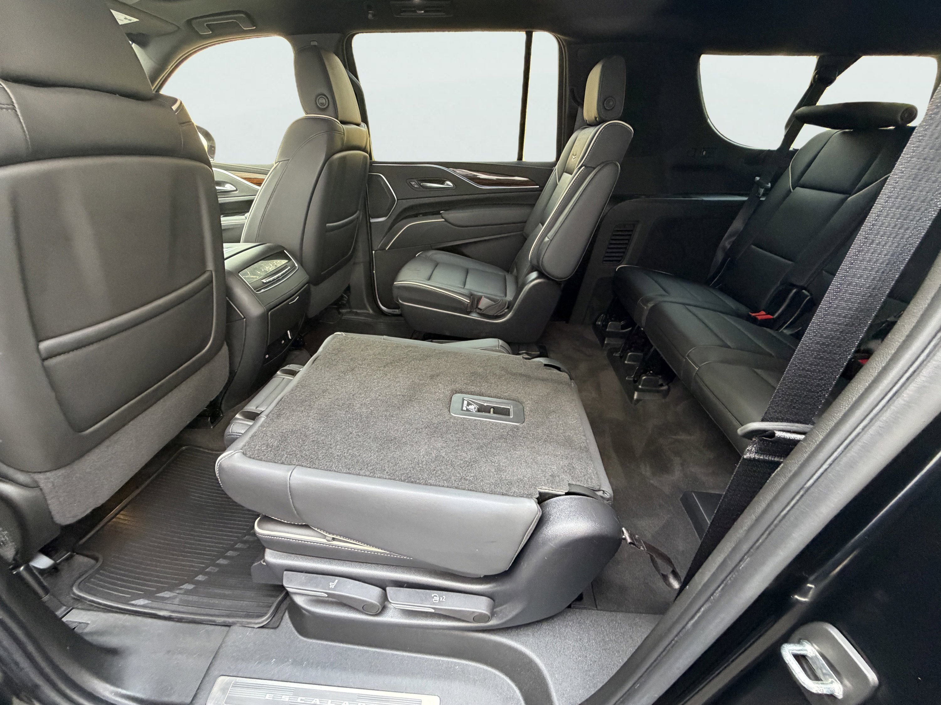 Used 2022 Cadillac Escalade ESV Premium Luxury w/ Performance Package AWD/4WD image 16