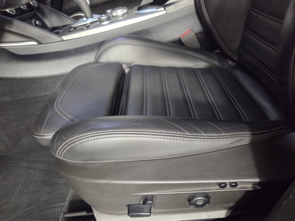 Used 2023 Alfa Romeo Stelvio Veloce AWD/4WD image 11