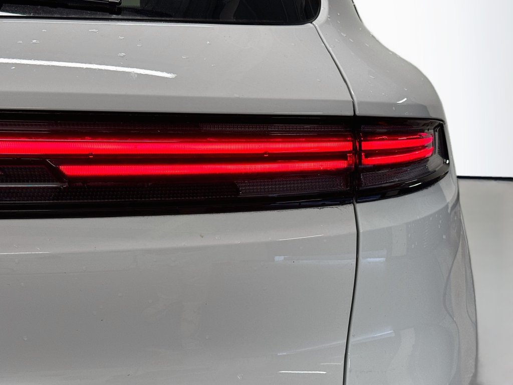 Certified 2025 Porsche Cayenne AWD/4WD image 33