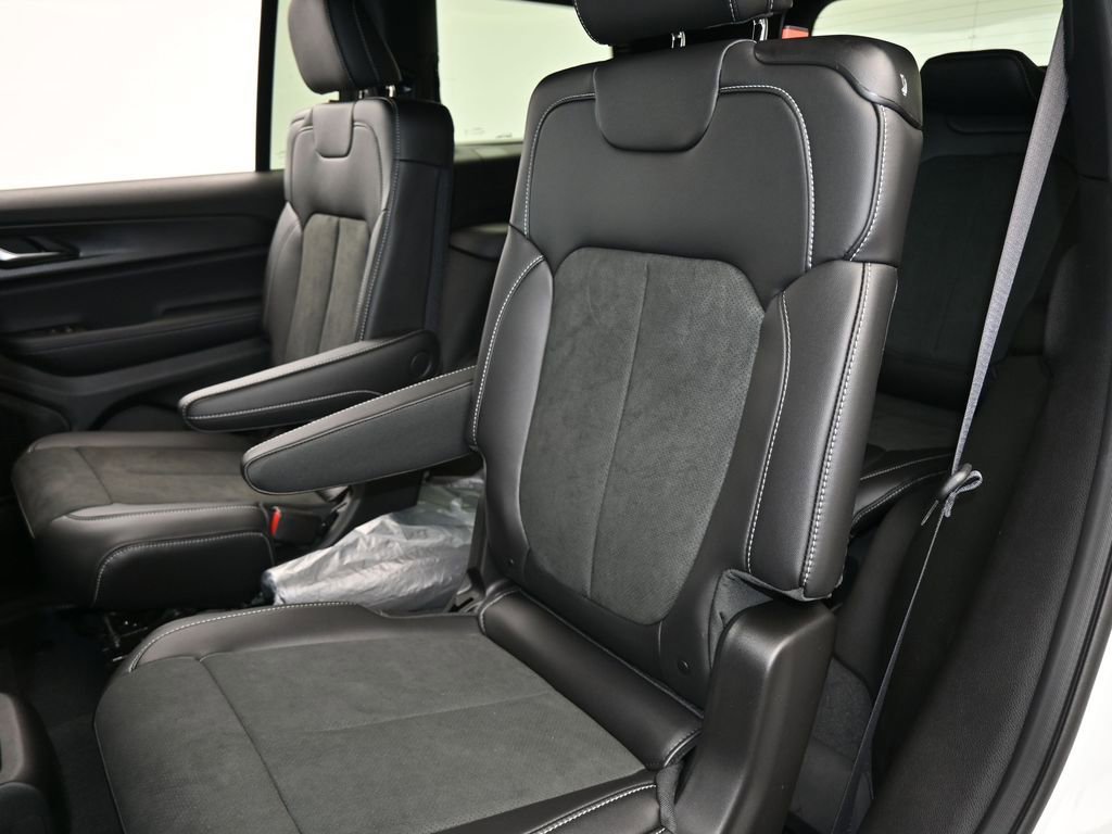 Used 2025 Jeep Grand Cherokee L Laredo image 25