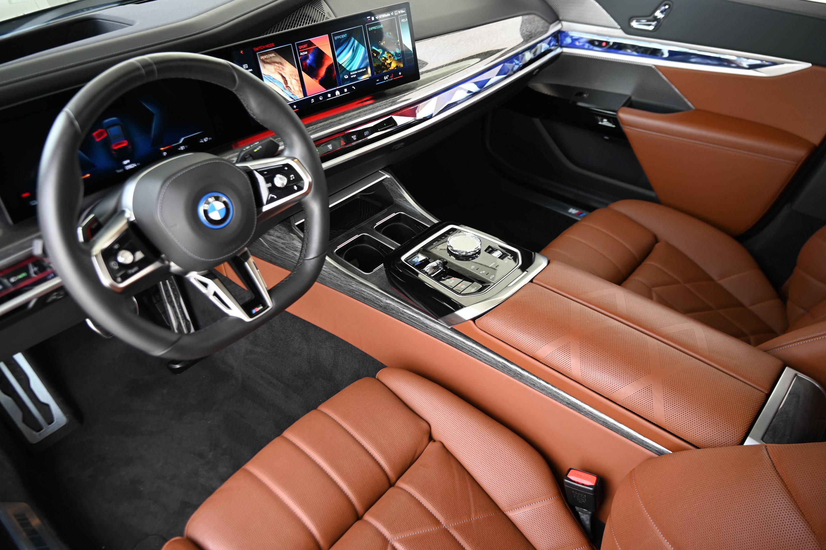 Certified 2024 BMW i7 xDrive60 w/ Executive Package AWD/4WD image 14