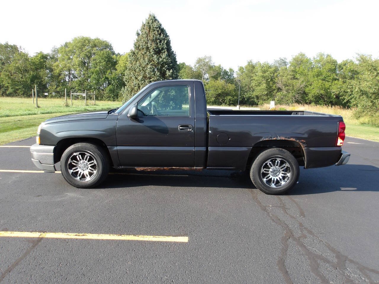 Used 2005 Chevrolet Silverado 1500 W/T RWD image 9