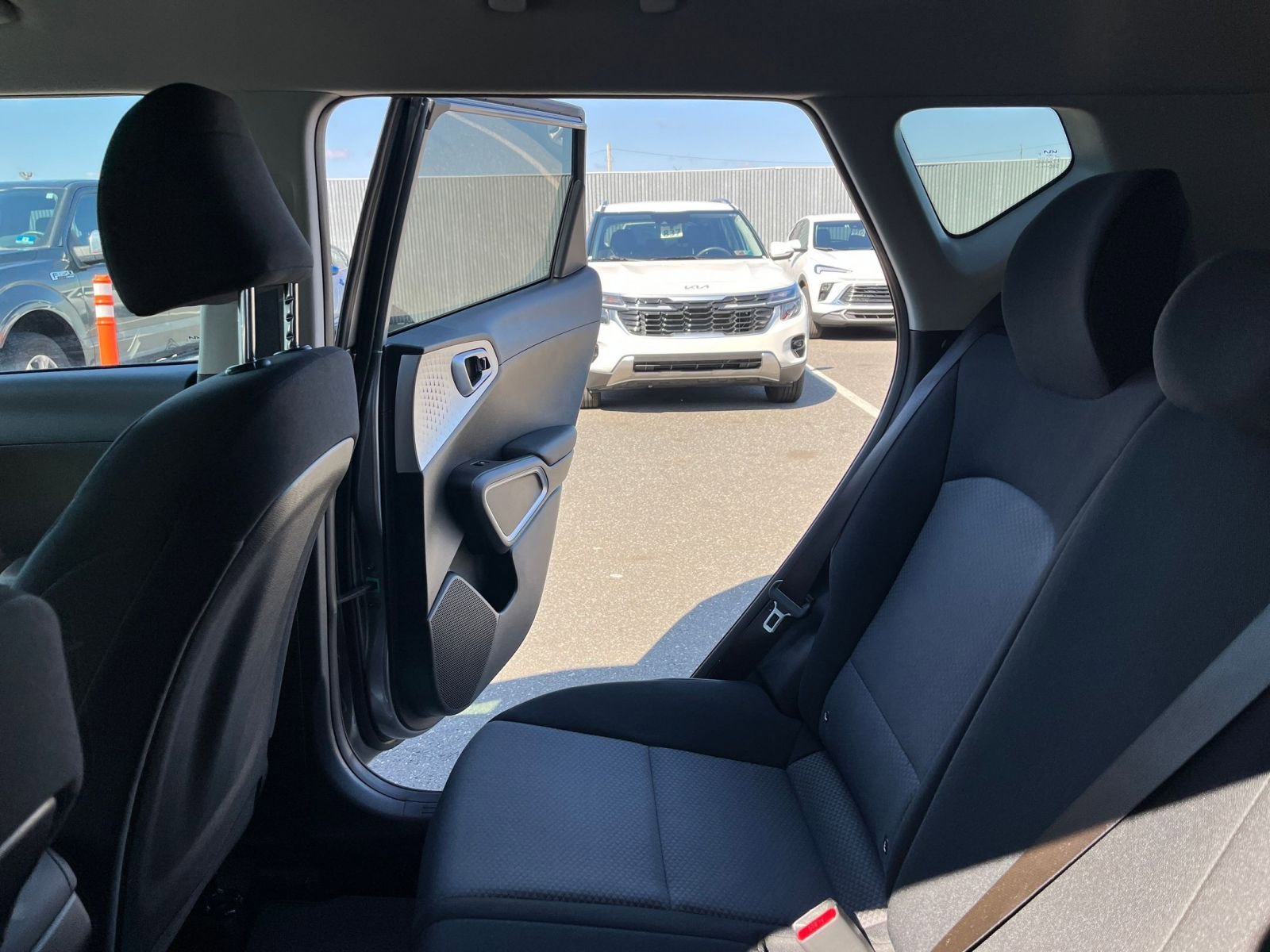 Used 2025 Kia Soul LX w/ LX Technology Package FWD image 37