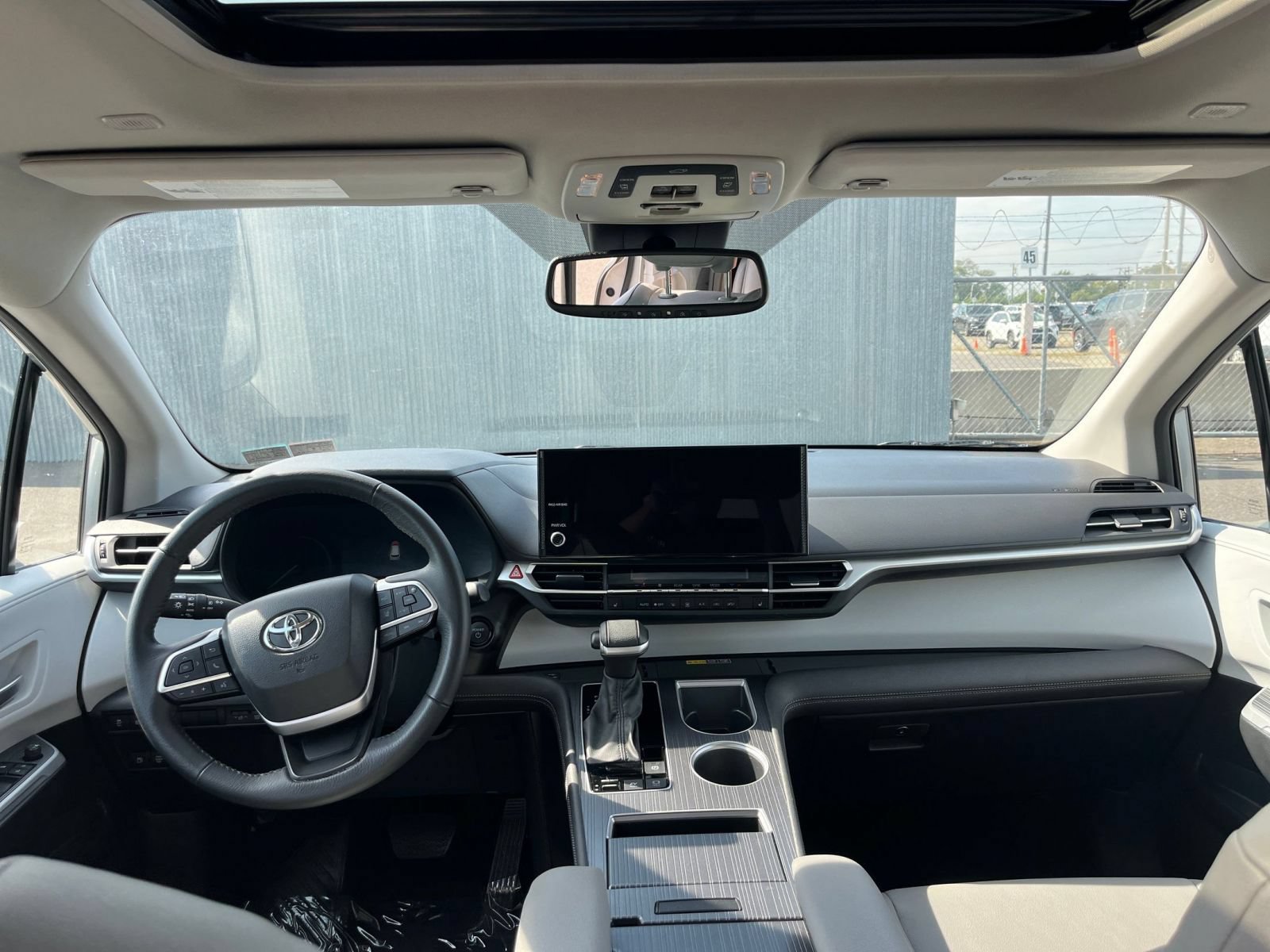Used 2025 Toyota Sienna XLE FWD image 35