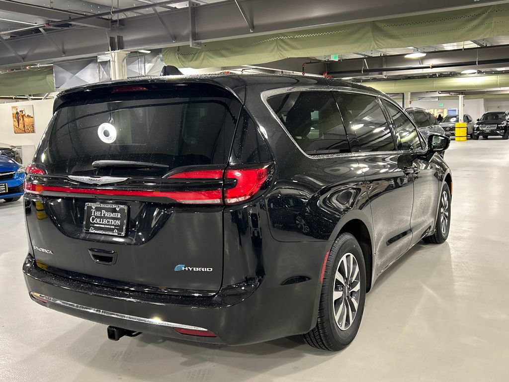 Used 2022 Chrysler Pacifica Touring-L image 2