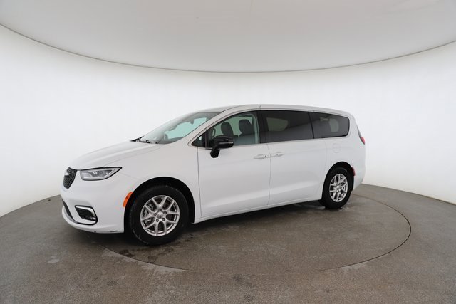Used 2024 Chrysler Pacifica Touring-L image 3