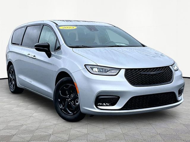 Used 2023 Chrysler Pacifica Limited w/ S Appearance Package image 1