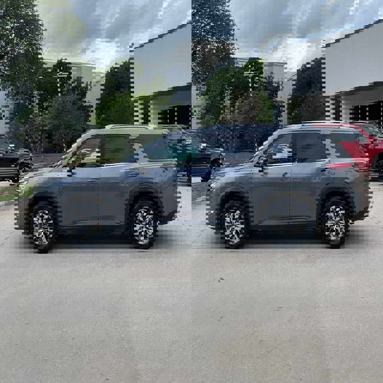 Used 2025 Nissan Pathfinder SL image 3