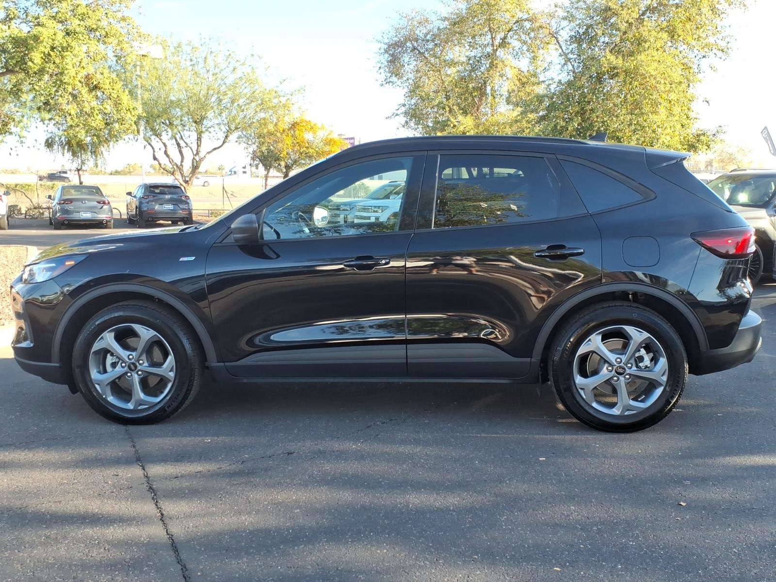 Used 2025 Ford Escape ST-Line FWD image 2