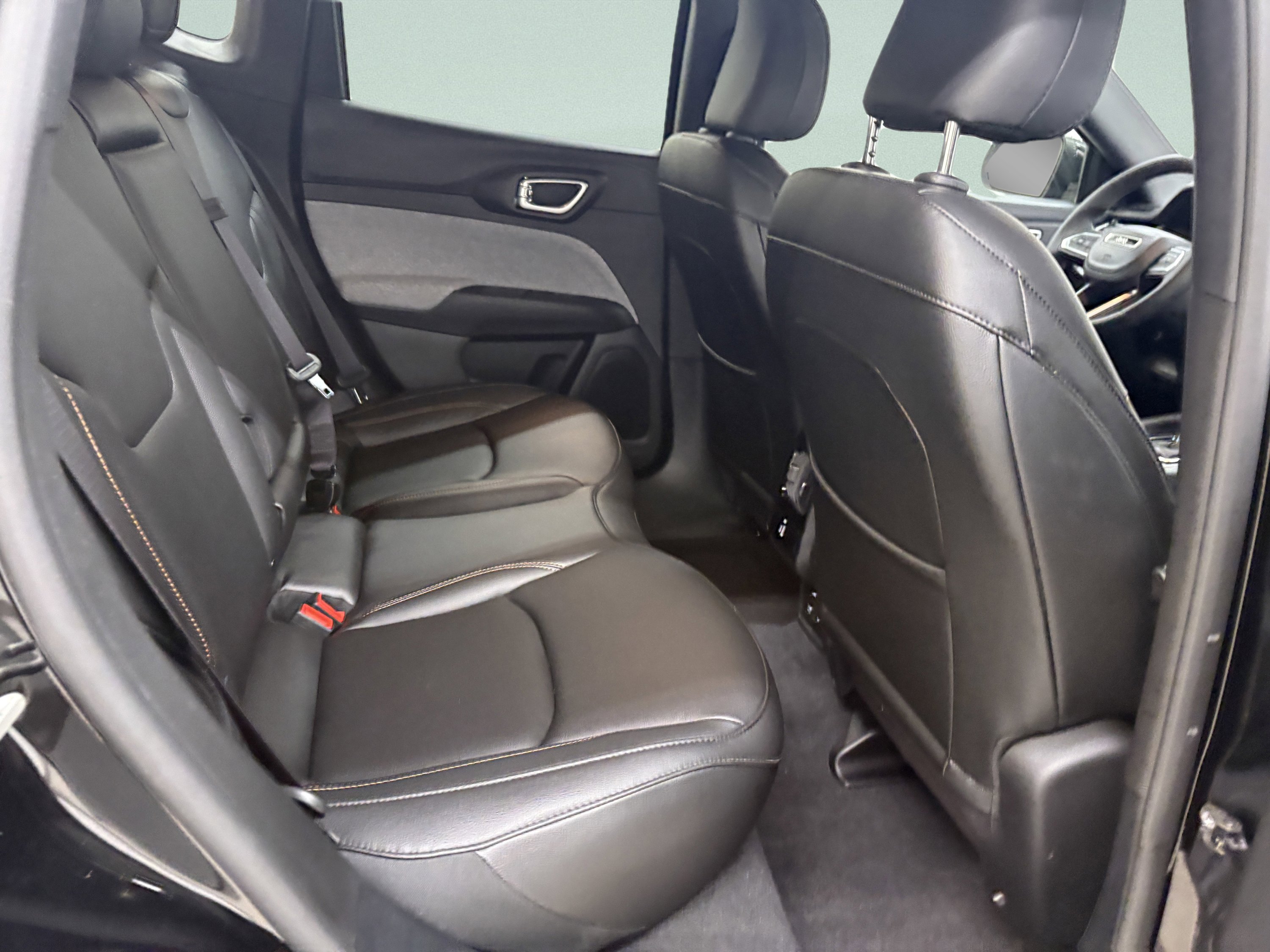 Used 2024 Jeep Compass Latitude image 25