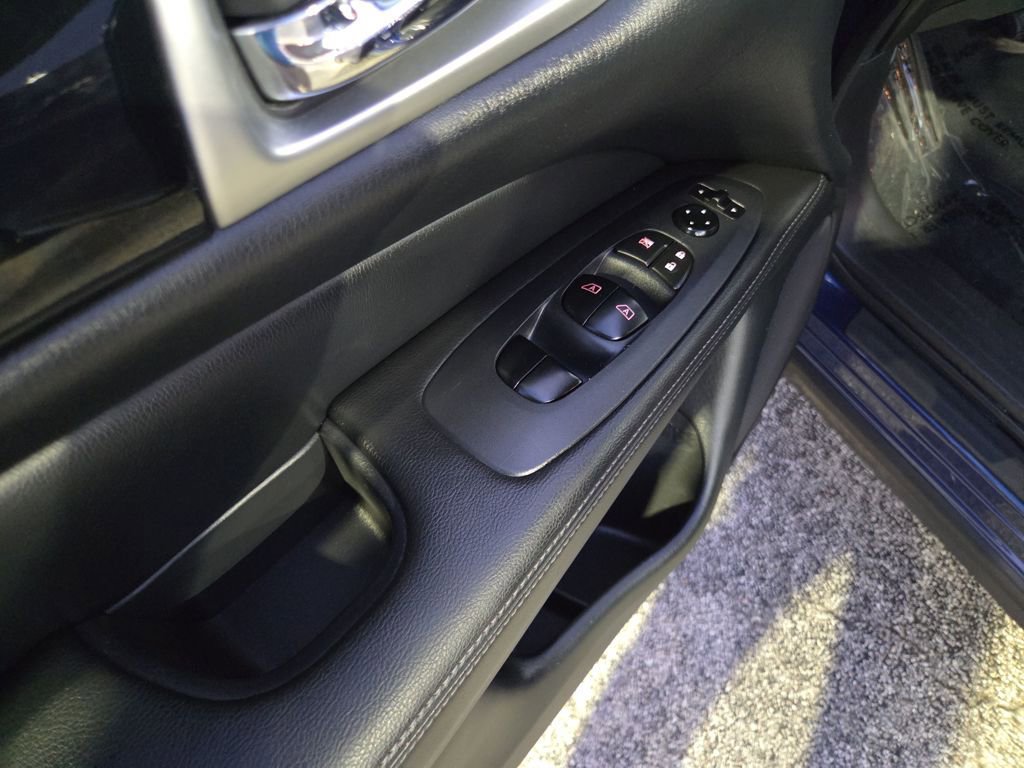 Used 2020 Nissan Pathfinder SV image 11